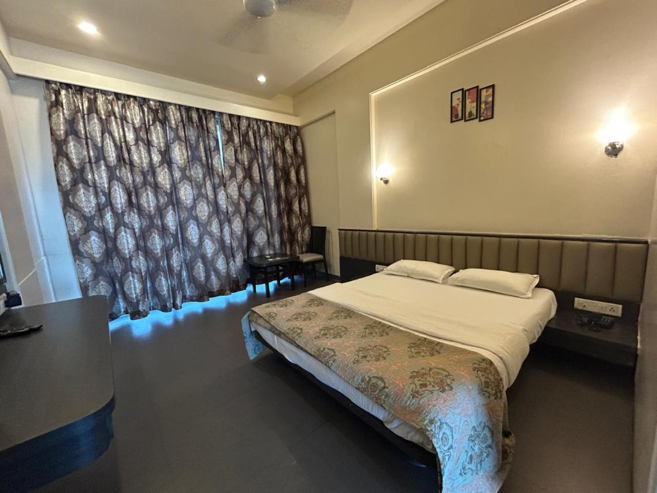 Majestic Inn Vasai Exterior foto